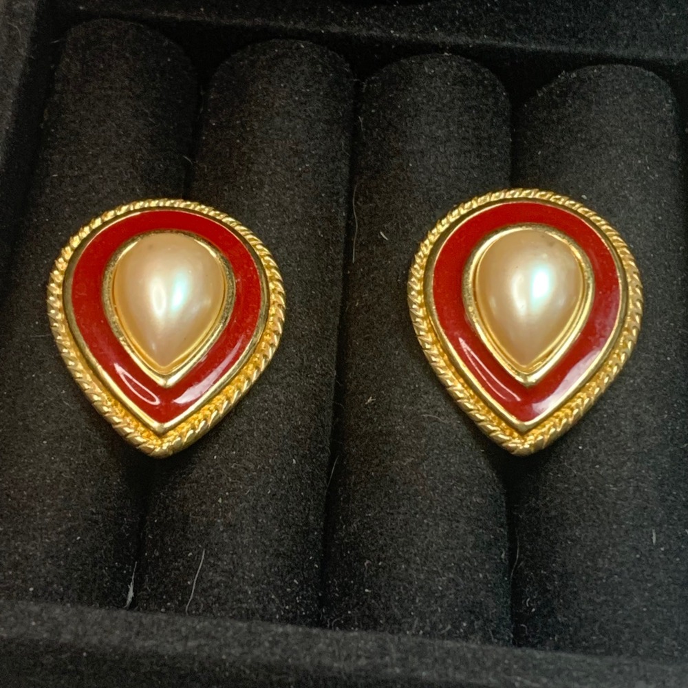 Vintage Red Enamel Faux Pearl Teardrop Gold Tone Rope Border Stud Earrings 5553